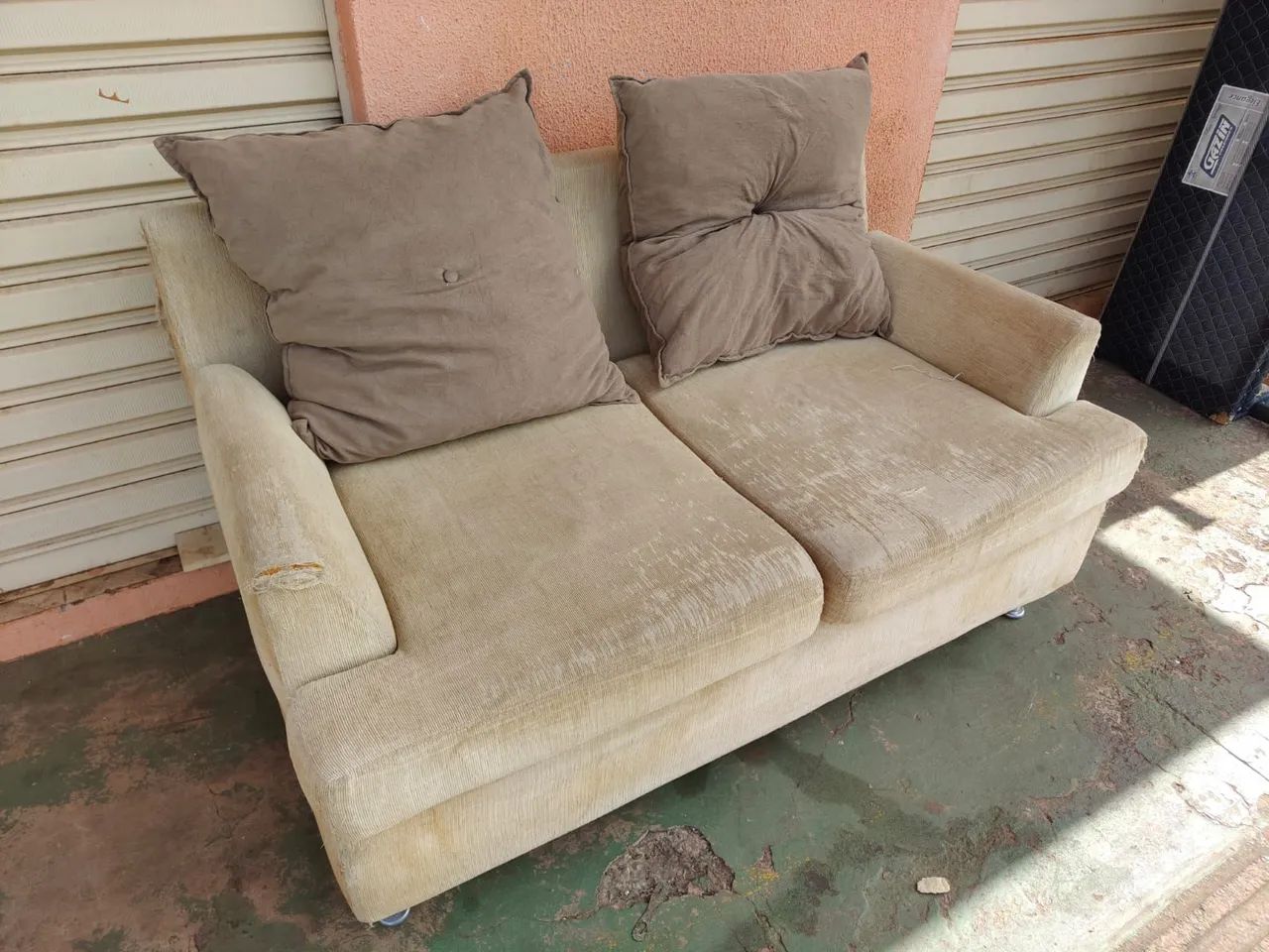 Sofá 2 lugares usado com duas almofadas ((ENTREGO GRATIS)) - Foto 2