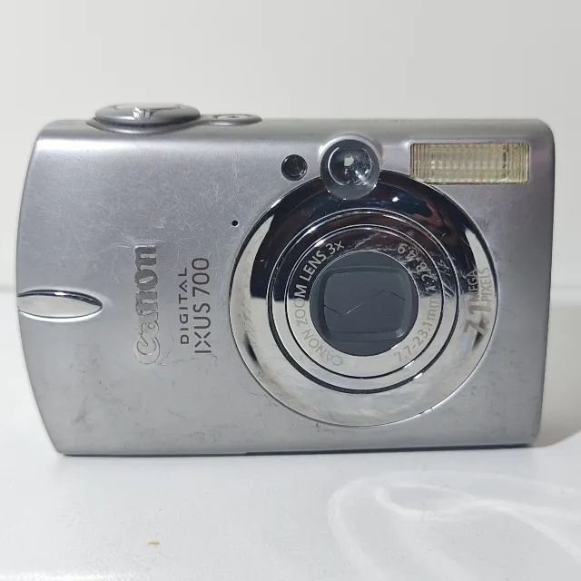 Câmera Digital Canon IXUS 700 7.1MP 3x Prata com Acessórios e