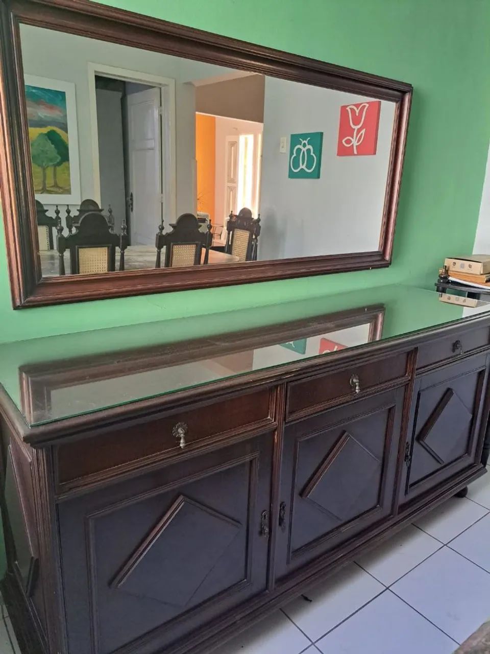 Mesa com buffet  e espelho 