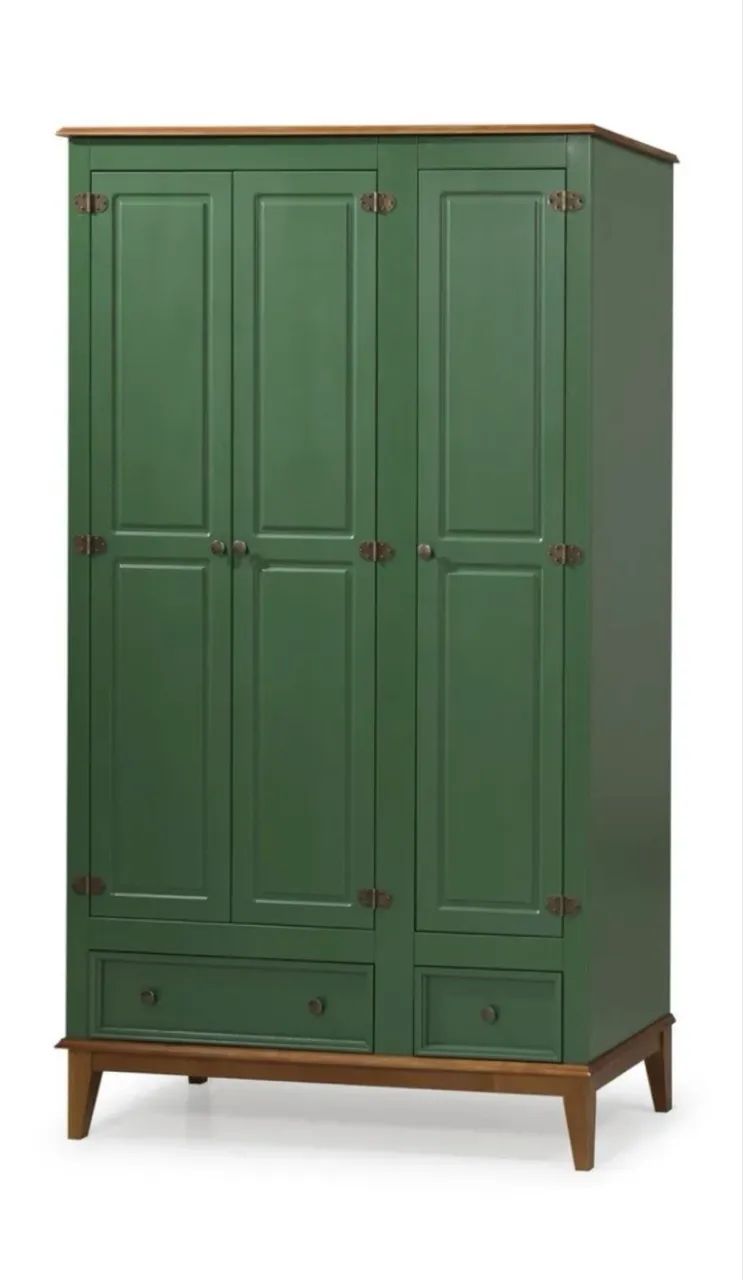 Guarda-roupa de madeira maciça 