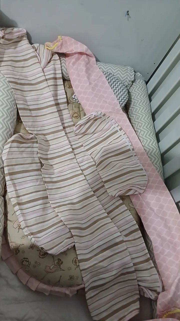 Kit de protetor de berço,  um ninho, mas cinco fronhas para os travesseiro.  - Foto 3
