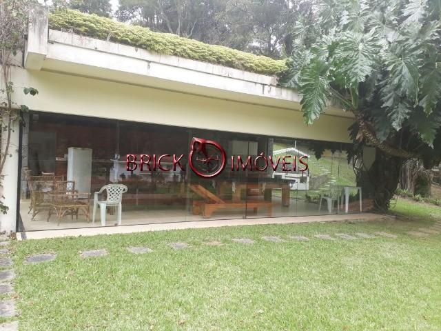 Excelente sítio com área de 10 mil m² com casa principal, casa de caseiro e área de lazer.