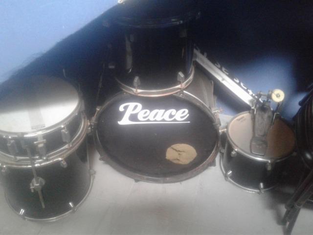 Cadeiras acolchoadas, Ventilador com vaporizador, Bateria e Guitarra - Foto 4