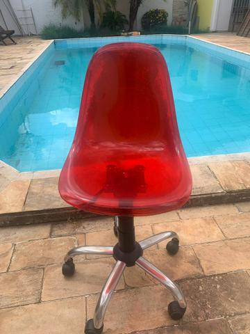 Cadeira em acrílico Charles Eames