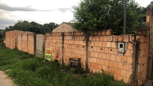 Lote de esquina 360m2 com Casa e Barraco Murado no Jardim Ingá!