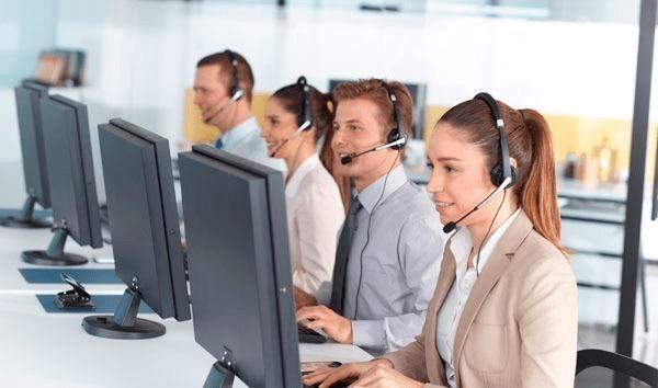 Precisa-se de recepcionista e outras funções