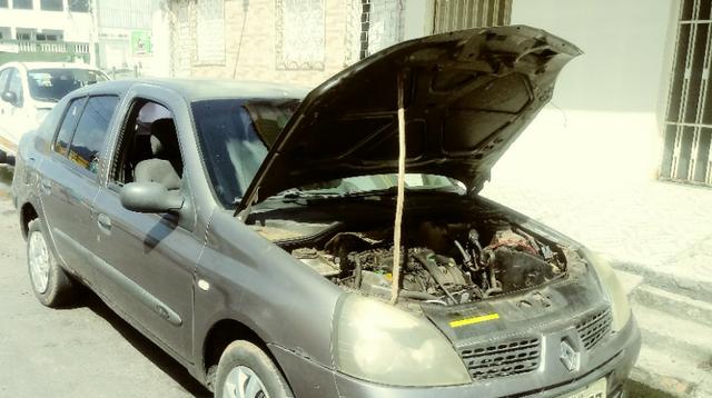 Clio Sedan p/ retirada de peças