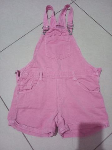 jardineira jeans rosa