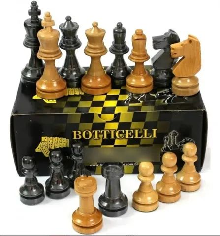 Um jogo de xadrez com um rei e duas outras peças de xadrez.