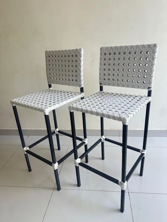 Banquetas em fibra e ferro