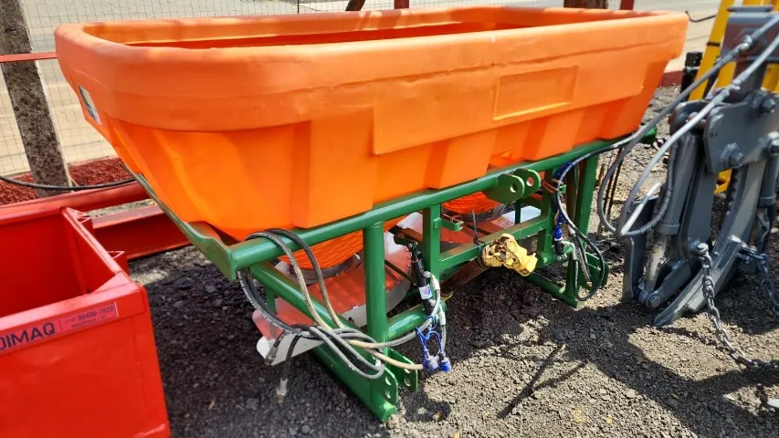 Distribuidor de Sementes ou Fertilizantes Maqtron Vencedora MQ-1300 Seminovo