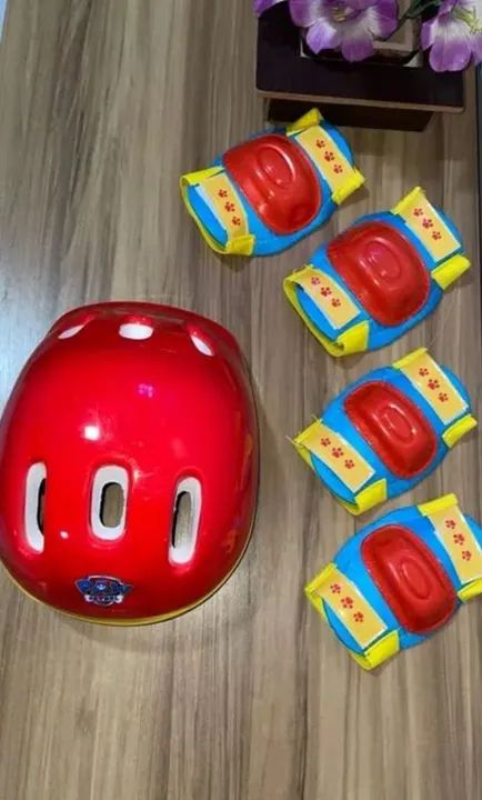 Conjunto de proteção infantil para prática esportiva.