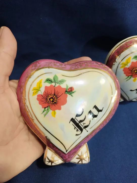 Belíssimo par de corações em porcelana. - Foto 2