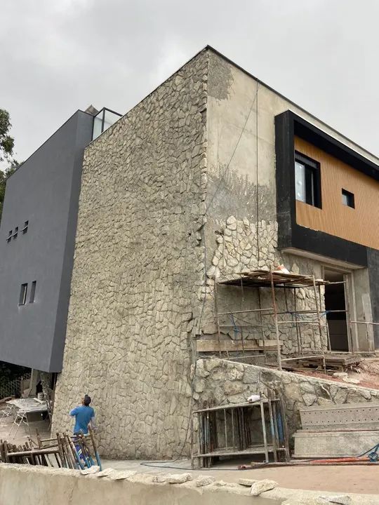 Pedras moledo temos mão de obra e material 