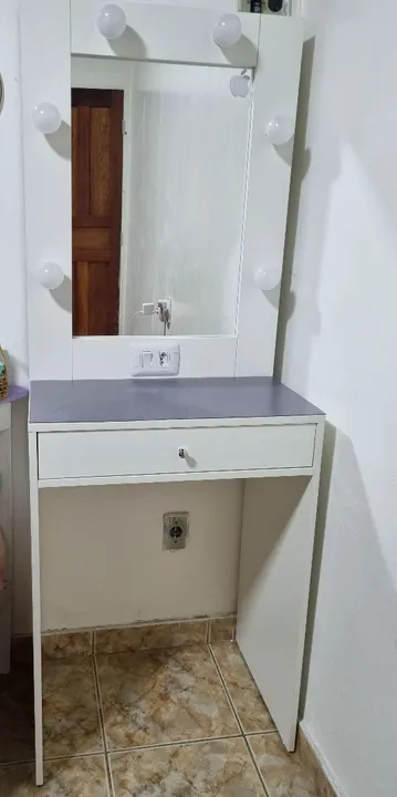 Penteadeira Branca com Espelho e Iluminação