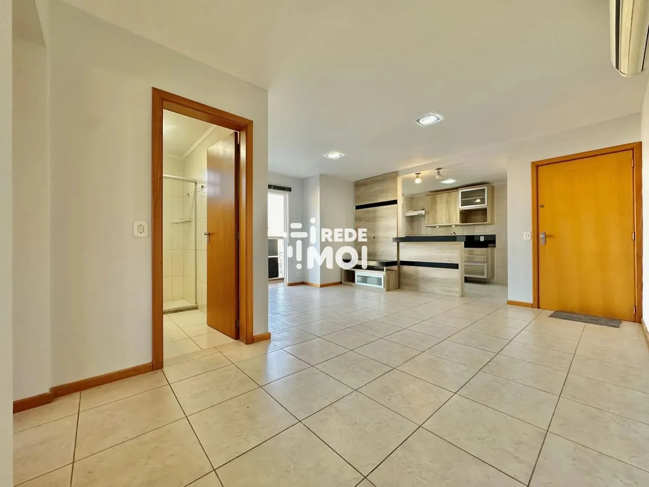 Apartamento semimobiliado, com sacada e churrasqueira, no centro de Santa Maria