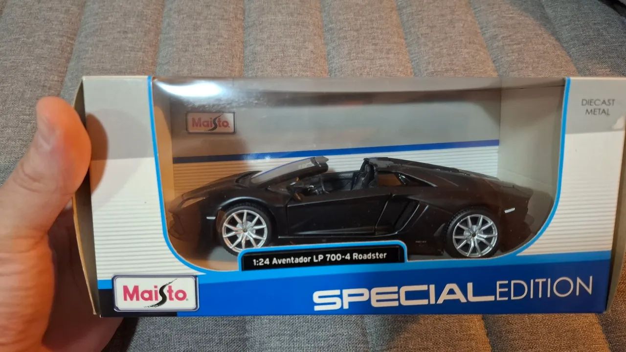 Lamborghini Aventador LP 700-4 Roadster - Edição Especial - Maisto
