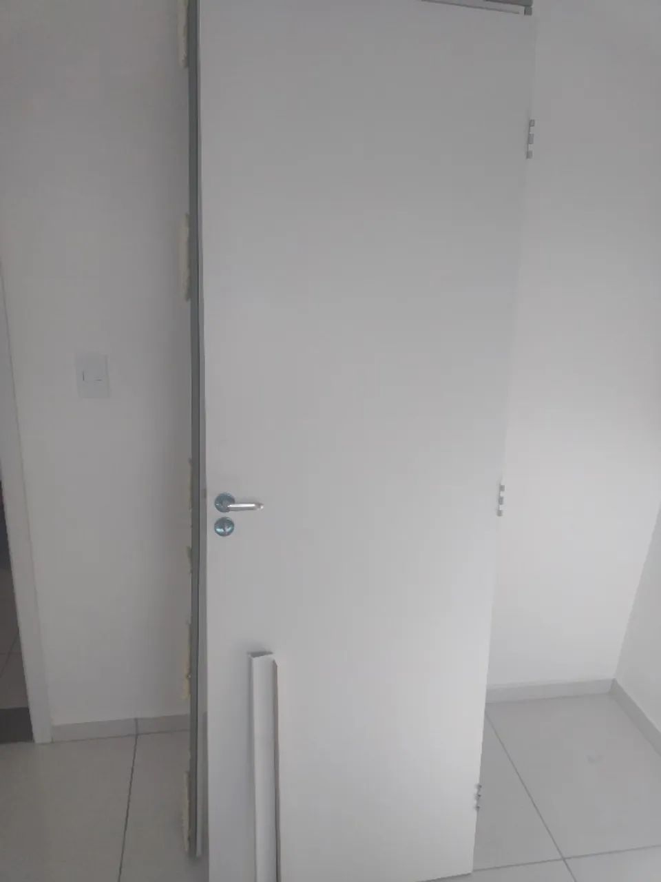 Vendo porta nova para banheiro branca completa  - Foto 3