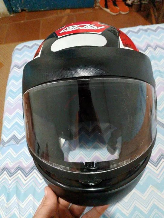 Capacete semi novo .