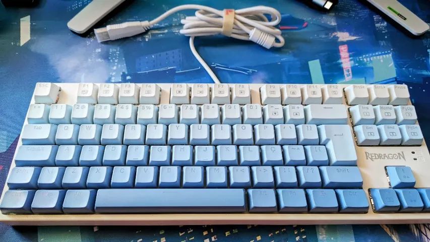 Teclado Mecânico Redragon Daksa Branco e Azul Switch Brown ABNT2 TKL