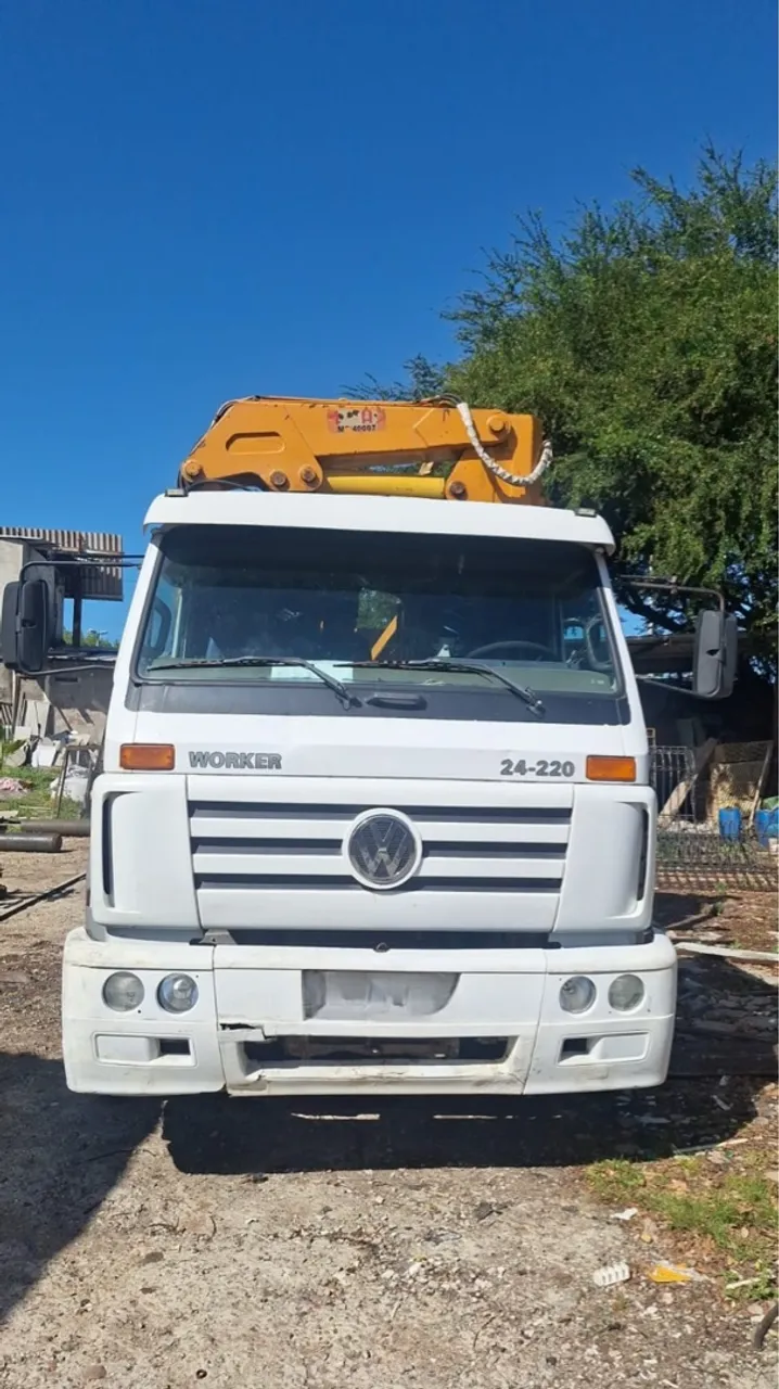 Caminhão Volkswagen Worker 24-220 com Munck