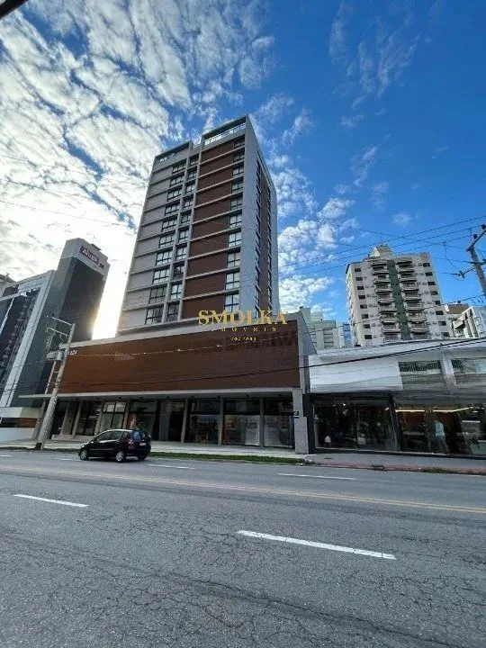 Studio mobiliado à venda com uma vaga descoberta no Centro de Florianópolis/SC.
