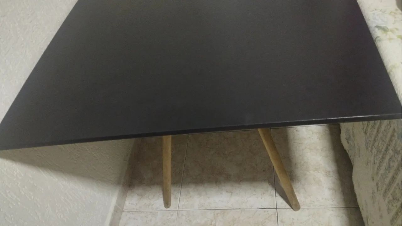 Vendo urgente 01 Mesa de jantar com design moderno s/ cadeiras  - Foto 4