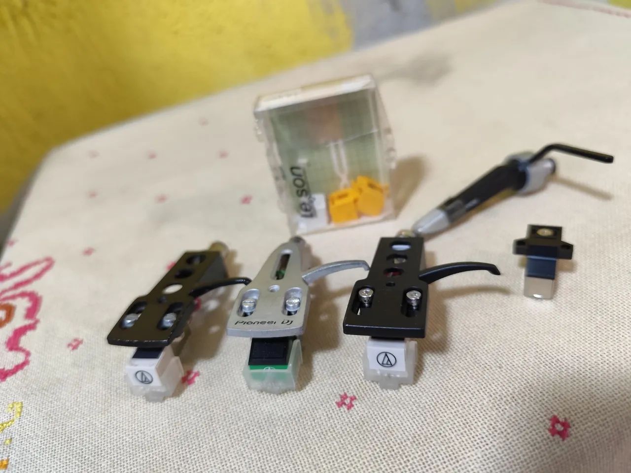 Lote. Headshell montados, agulhas e corpo de agulhas  - Foto 2