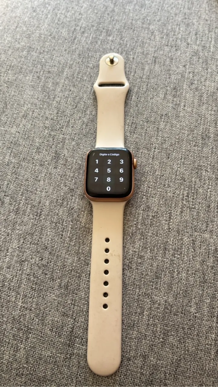 Apple Watch SE com tela digital e pulseira rosa