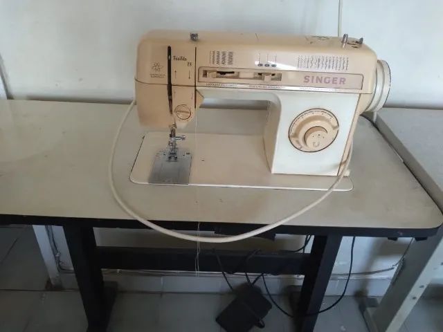 MAQUINA SINGER COM BANCADA E PEDAL
