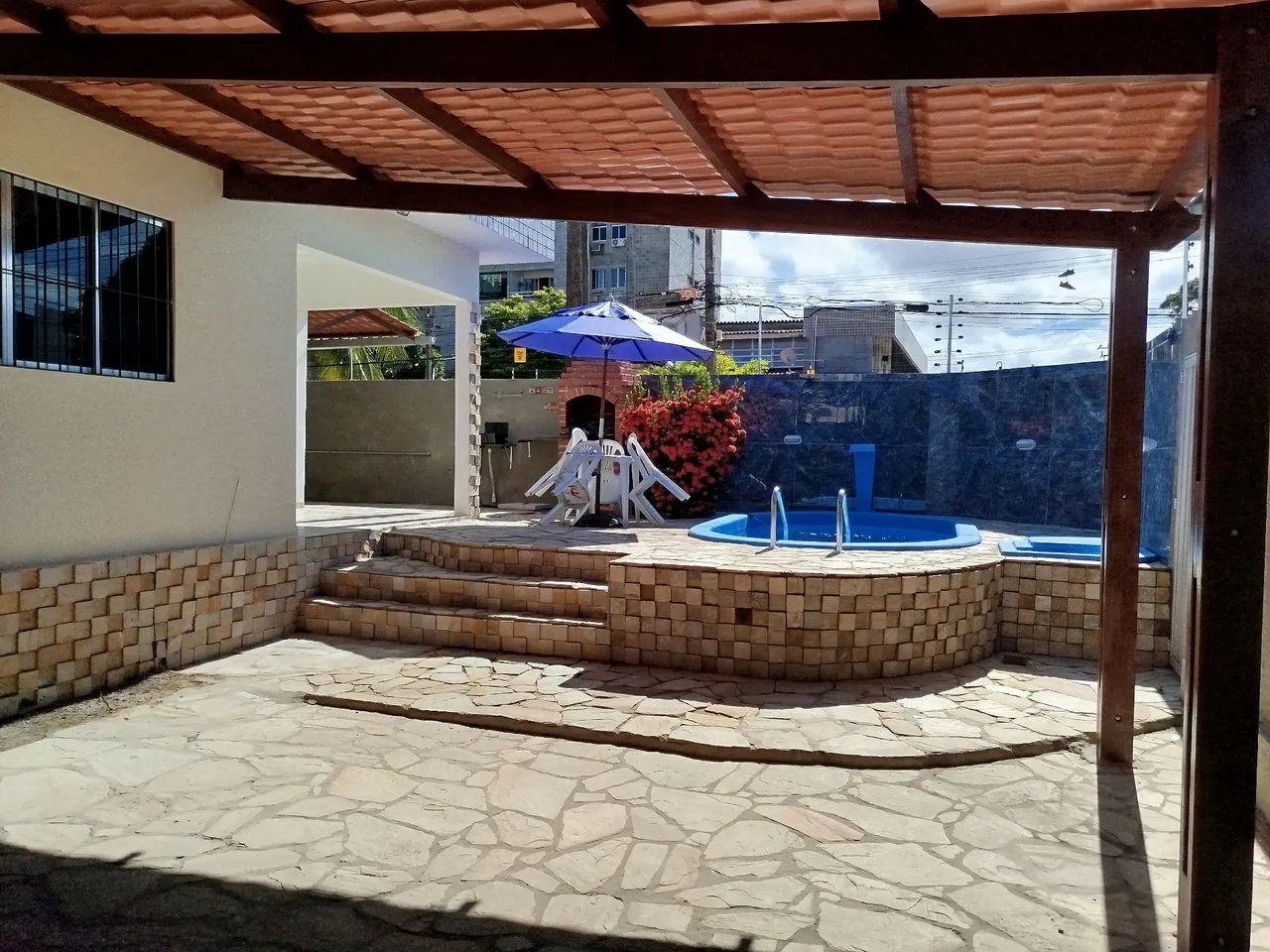 Alugo casa 3 quartos , piscina ,quadra do mar