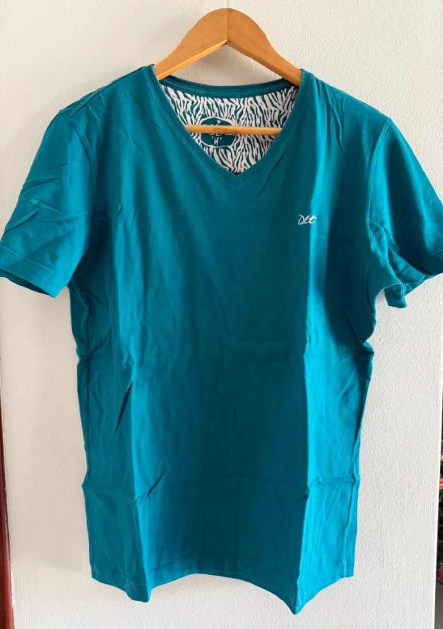 Camiseta básica DLT, Gola V, Tamanho M
