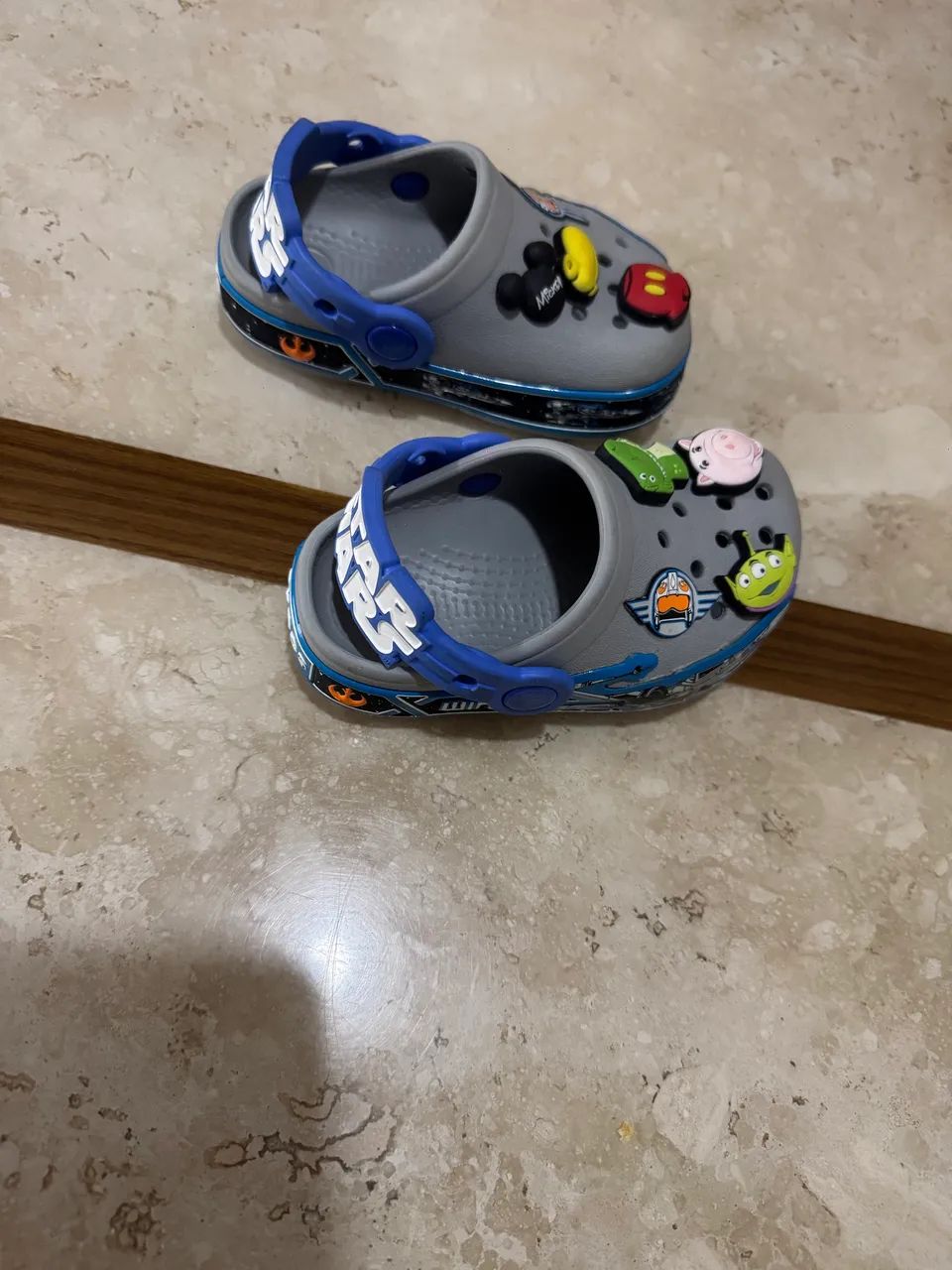 Crocs infantil tamanho 24 - Foto 5