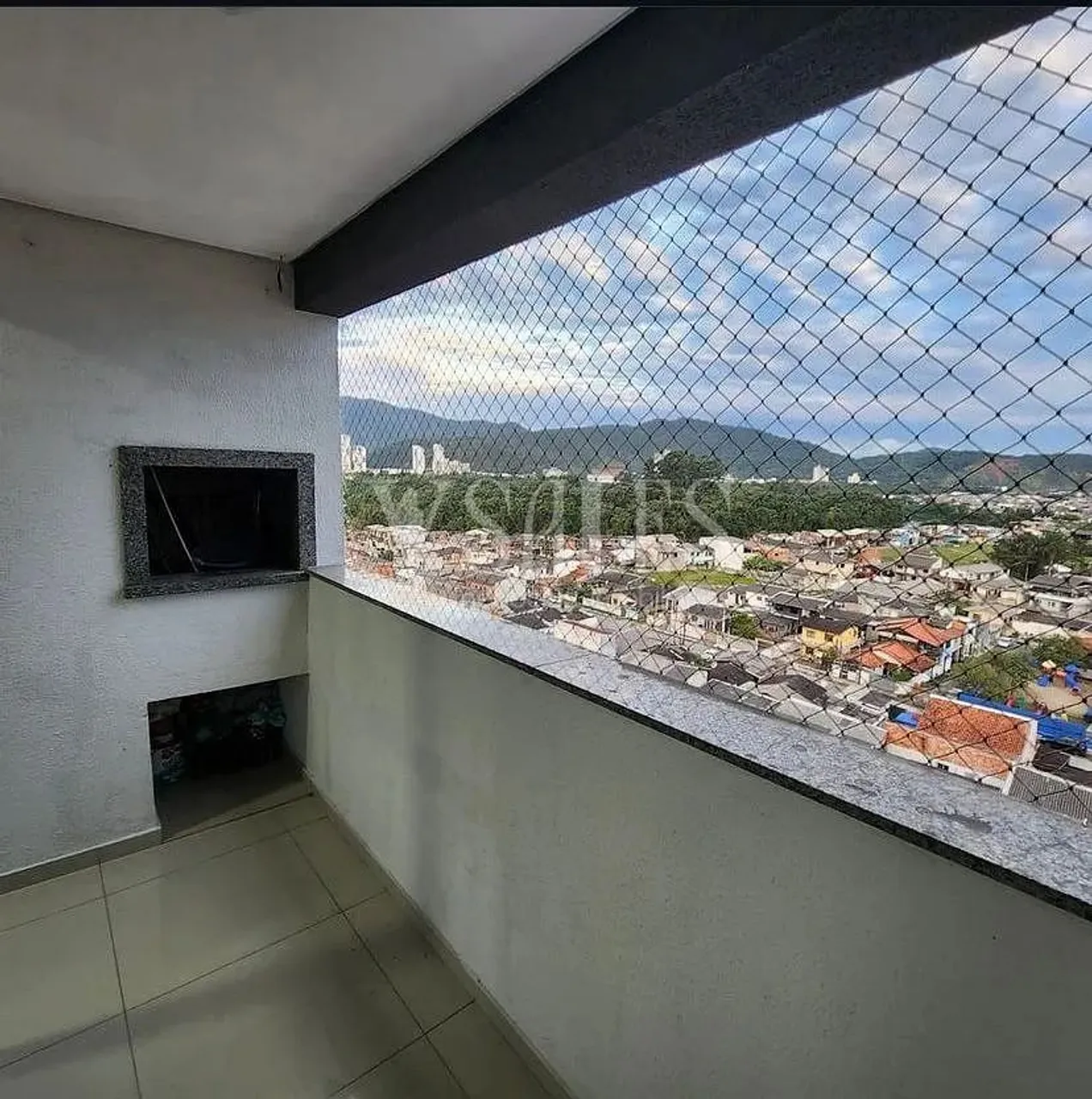 OPORTUNIDADE ÚNICA, APARTAMENTO SEMIMOBILIADO COM SACADA E CHURRASQUEIRA A CARVÃO