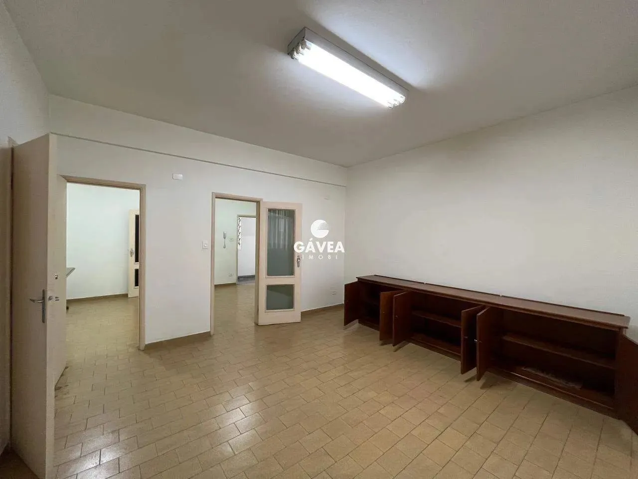 Sala comercial à venda no Centro em São Vicente.