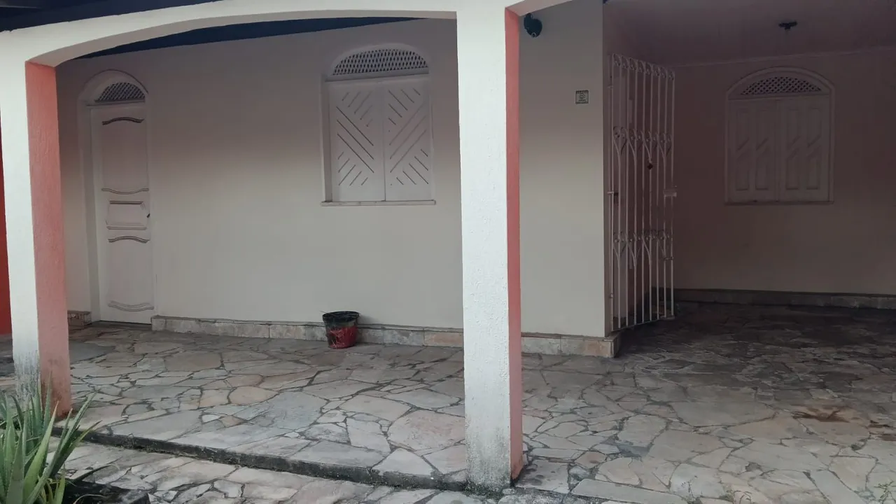 Aluga-se casa no conj. Sta. Lúcia,