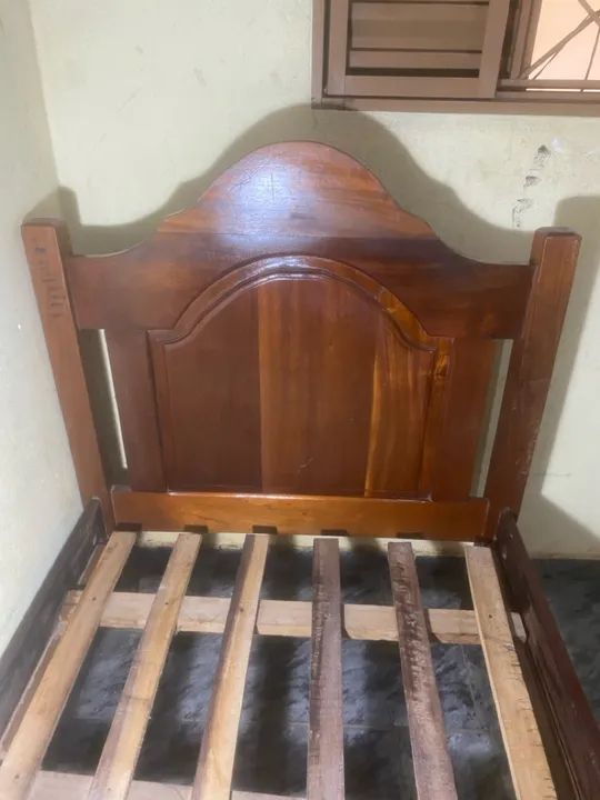 CAMA DE SOLTEIRO EM MADEIRA MACIÇA - Foto 2