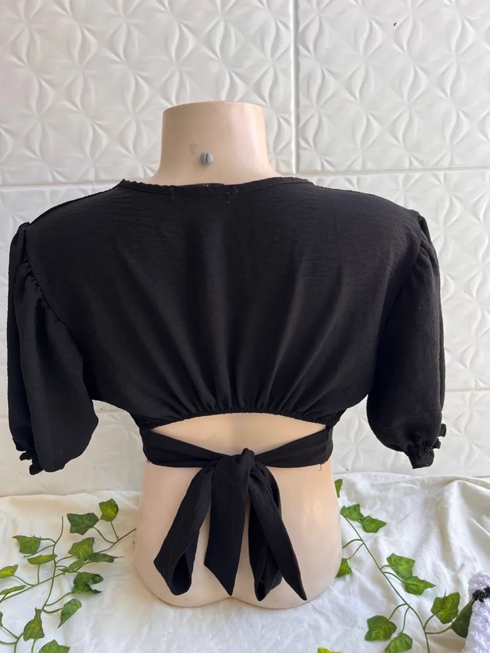 Blusa Cropped Feminina Preta com Detalhe em Anel - Foto 2