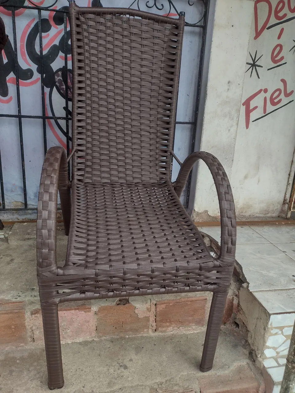 Cadeira de fibra sintética marrom