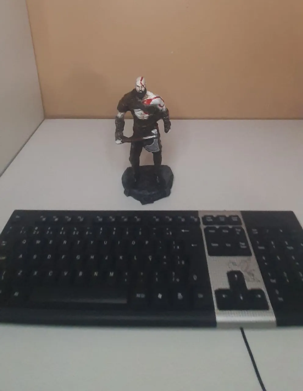 Teclado Preto com fio + Brinde Kratos
