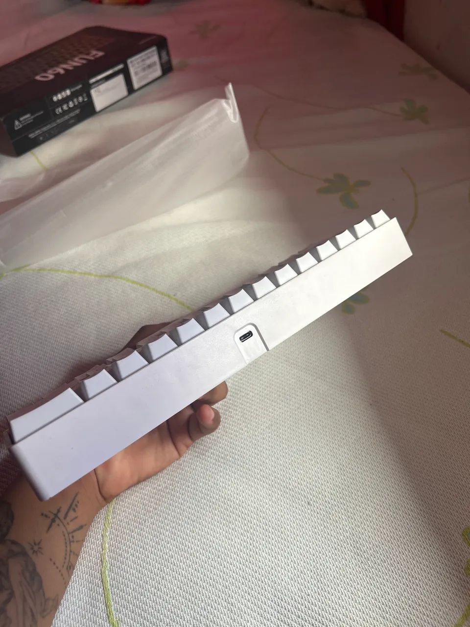 TECLADO MUKAI BRANCO COM O INTERRUPTOR VERMELHO *quase novo,pegar ou largar* - Foto 2