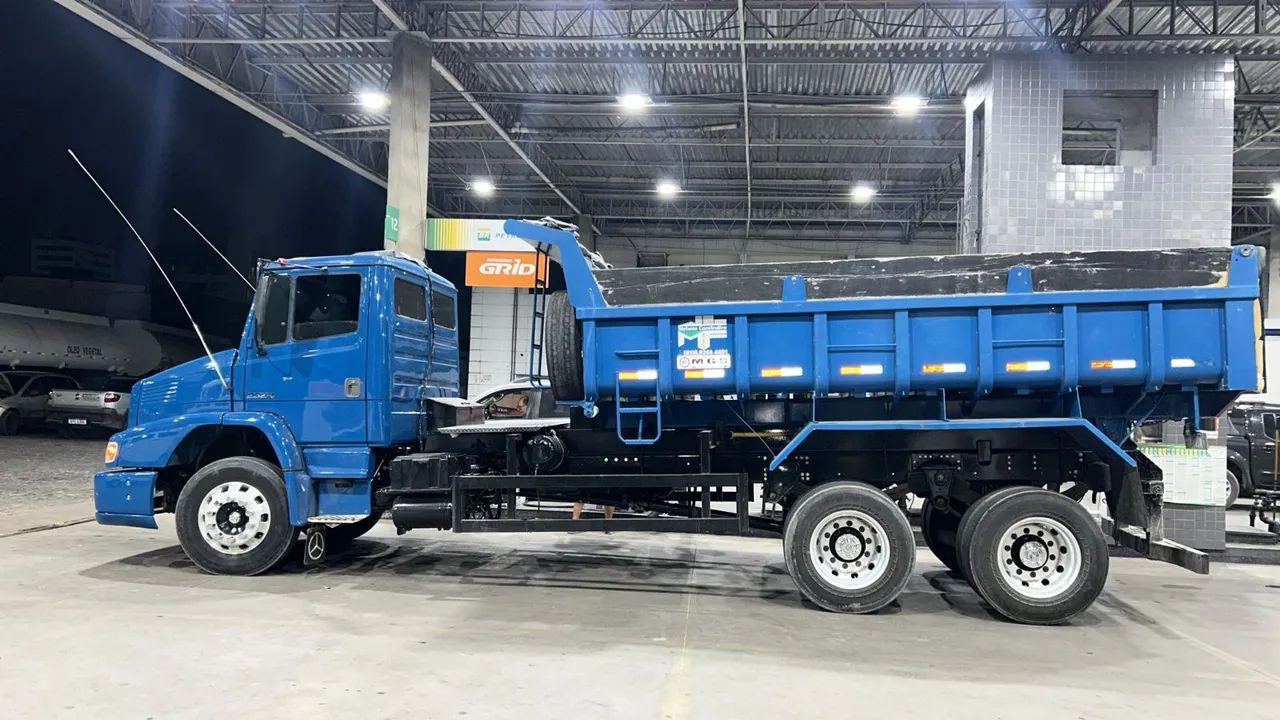 Caminhão Caçamba ano 2016. R$ 370.000  - Foto 8