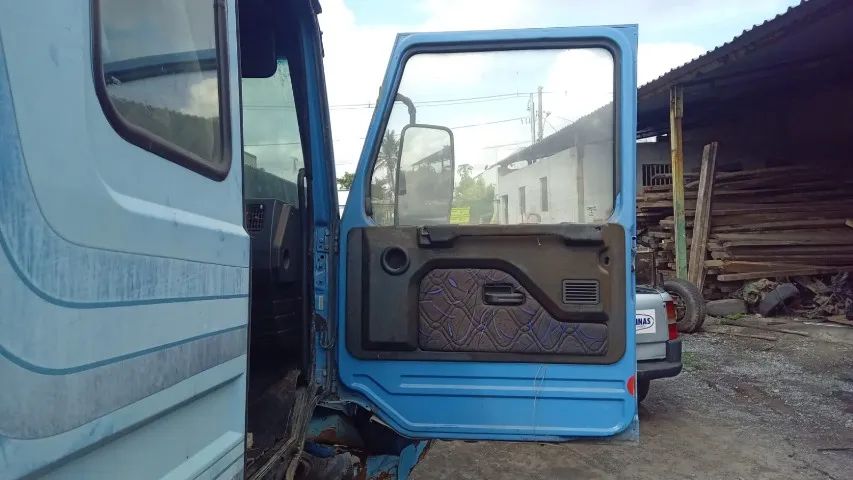Vendo essa cabine de Scania 112, com algumas avarias e completa por dentro - Foto 14