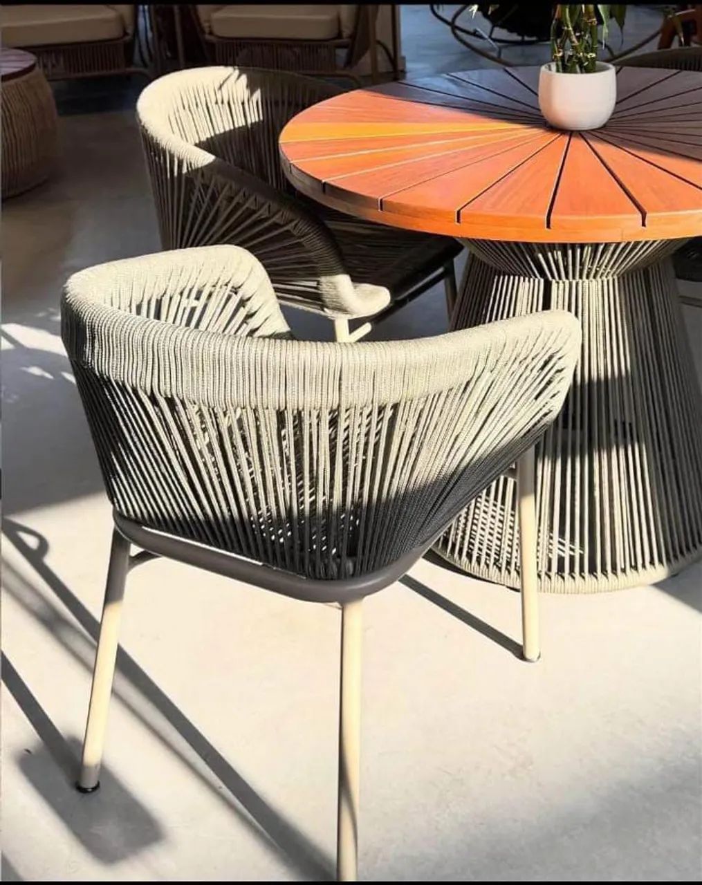 Cadeira elegante em alumínio e corda náutica 