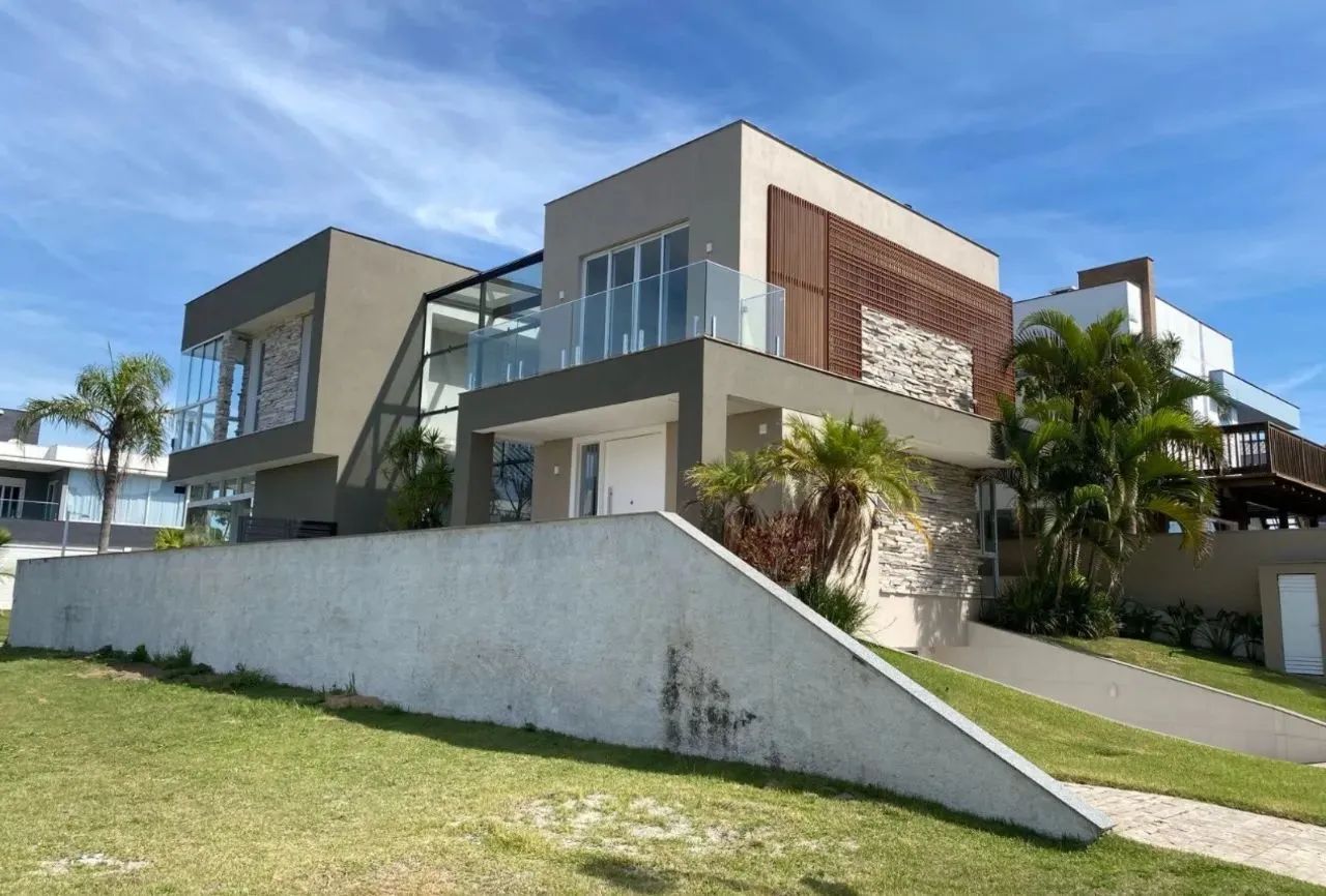 Casa de 4 dormitórios à venda em condomínio
