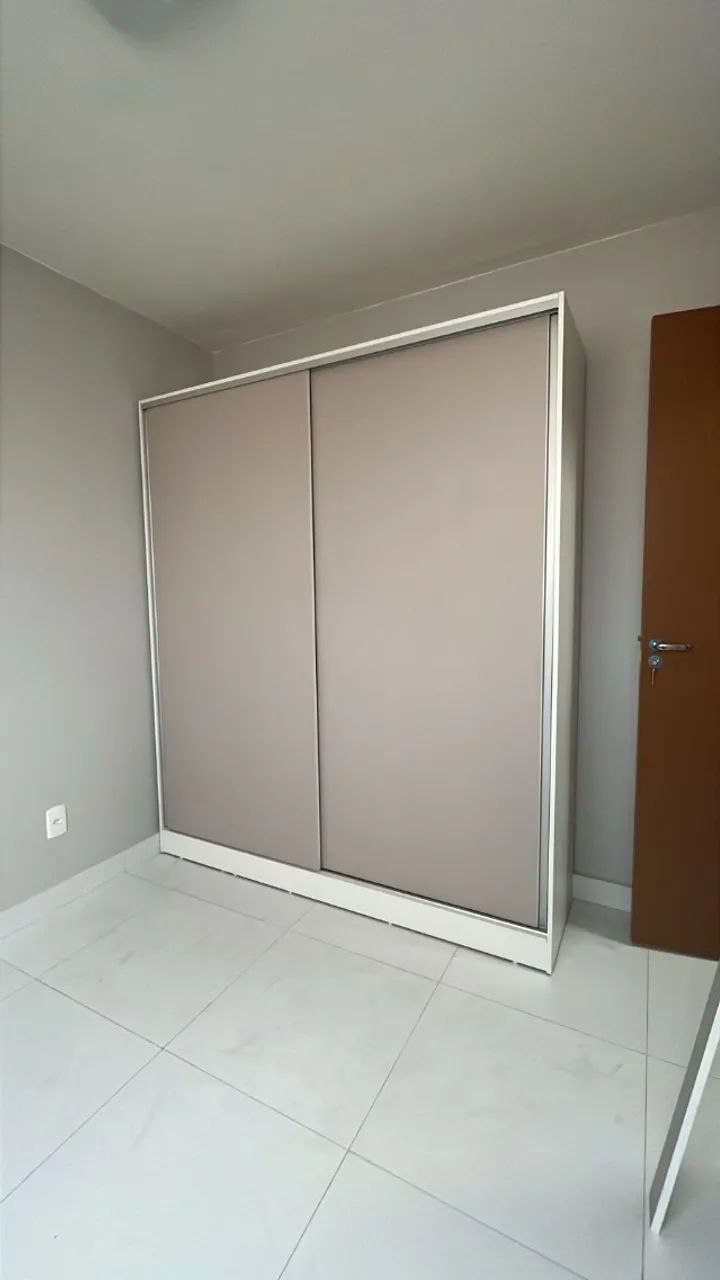 Roupeiro cinza casal com 2 portas