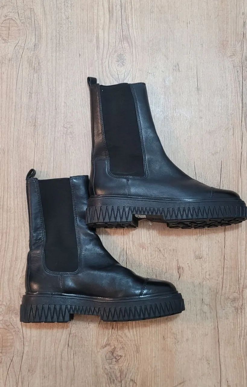Bota coturno chelsea Shutz 38 NOVA