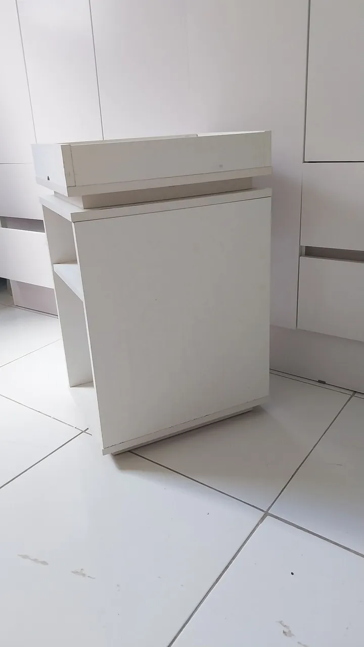 Móvel auxiliar branco com gaveta