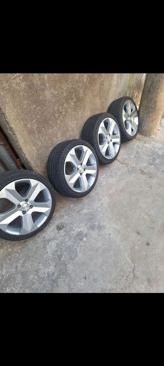 Rodas de liga leve com pneus 205/40 aro 17 pra ir logo R$2.000,00 