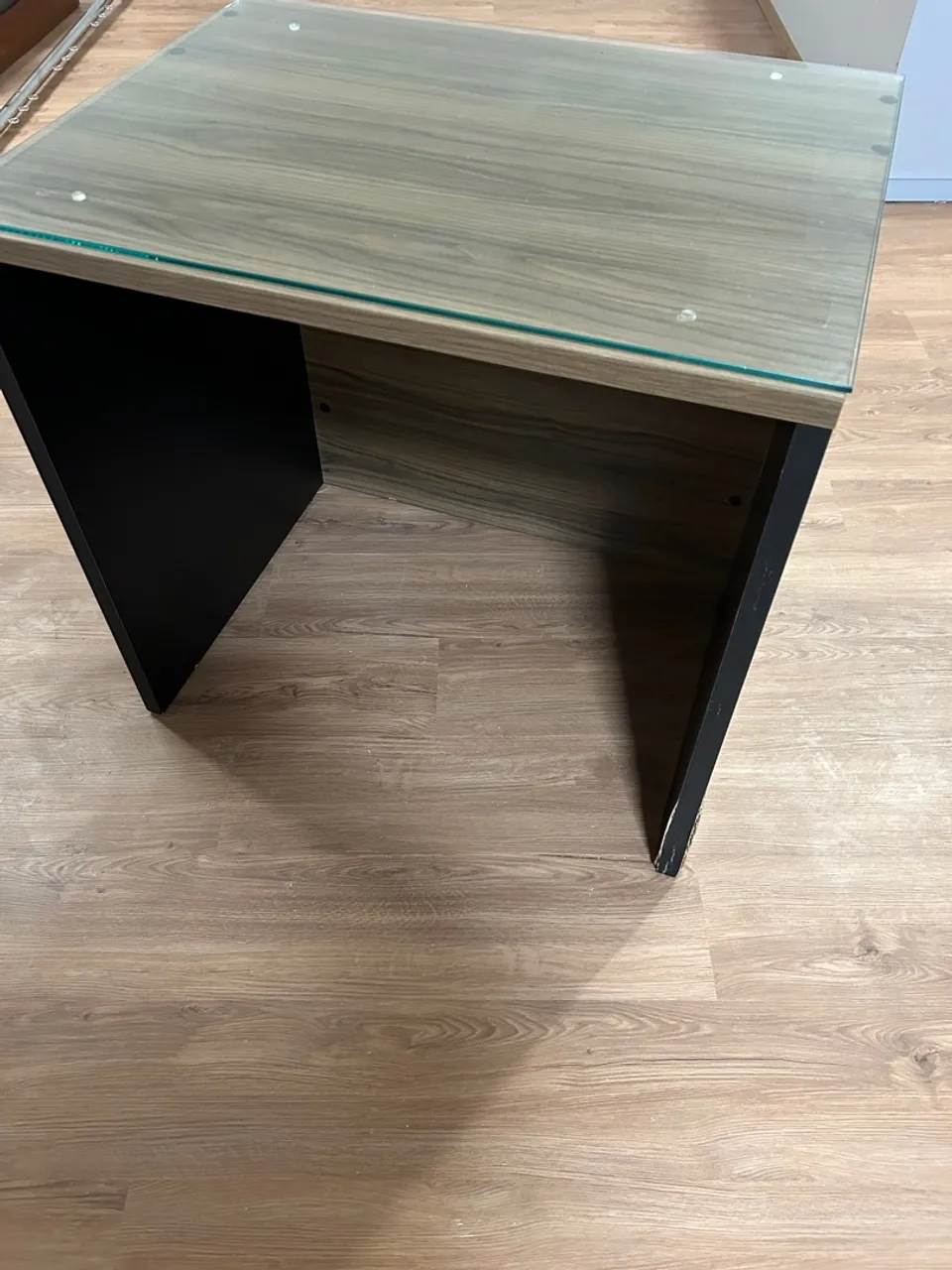 Mesa de escritório com tampo de vidro